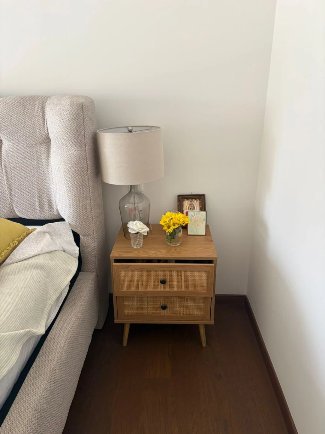 Mesa de luz de madera y ratán con dos cajones — foto 1