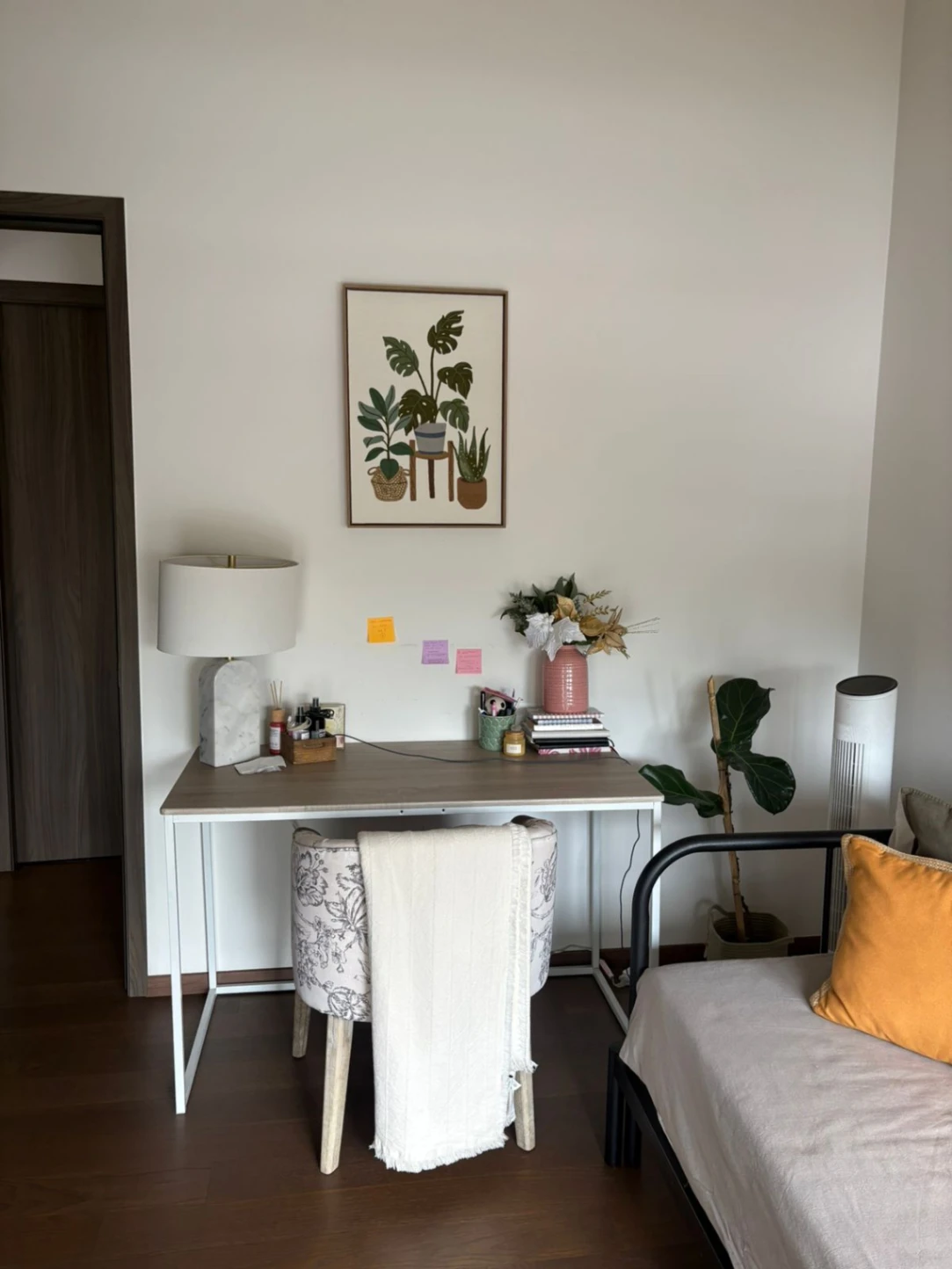 Escritorio rectangular con tapa símil madera y patas metálicas blancas
