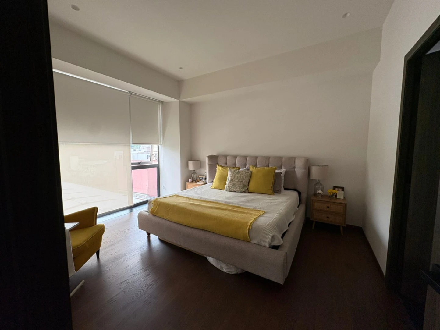 Cama con respaldo y marco tapizados en tela beige
