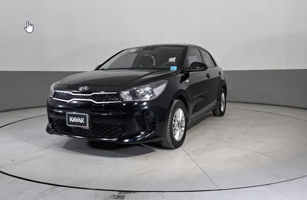 Kia, auto 4 puertas, color negro
