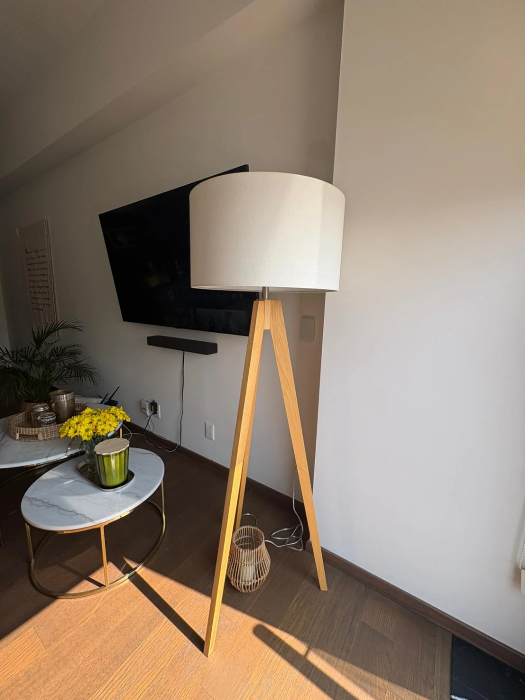 Lámpara de pie con base trípode de madera y pantalla blanca — foto 1