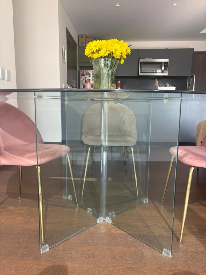 Mesa redonda de vidrio con base de cristal — foto 1