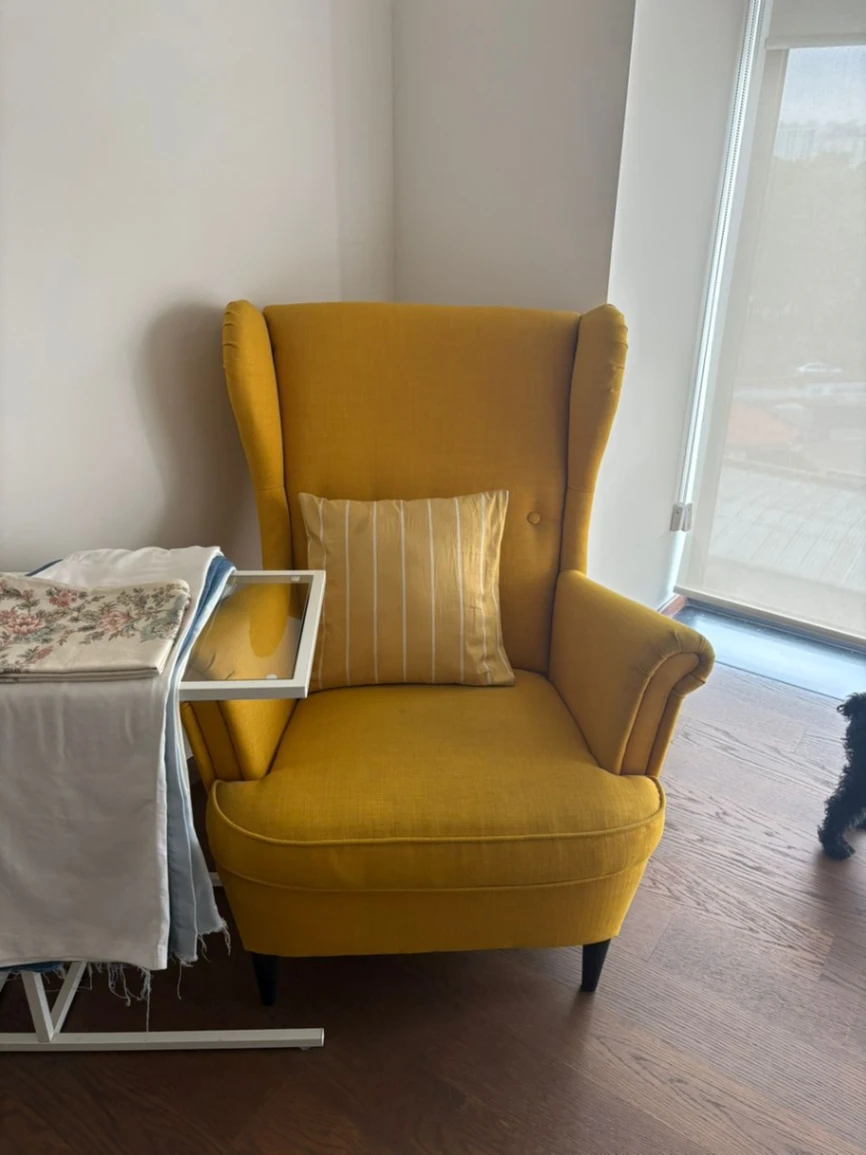 Sillón individual orejero color amarillo con almohadón — foto 1