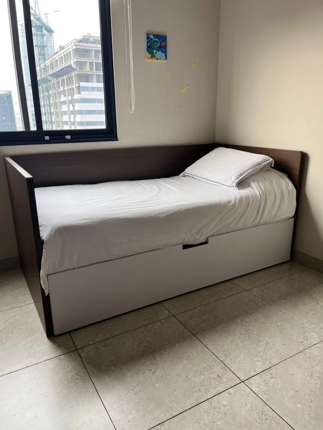 Cama nido de madera oscura y base blanca con estante — miniatura 2