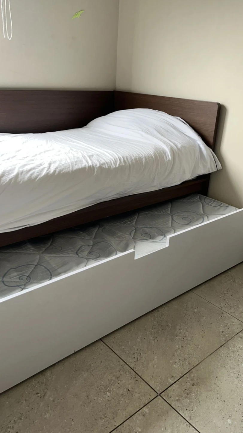 Cama nido de madera oscura y base blanca con estante — miniatura 3