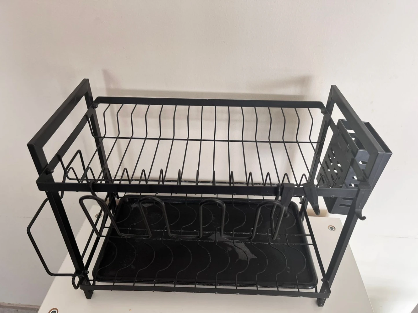 Secaplatos metálico negro de dos niveles con bandeja y soportes