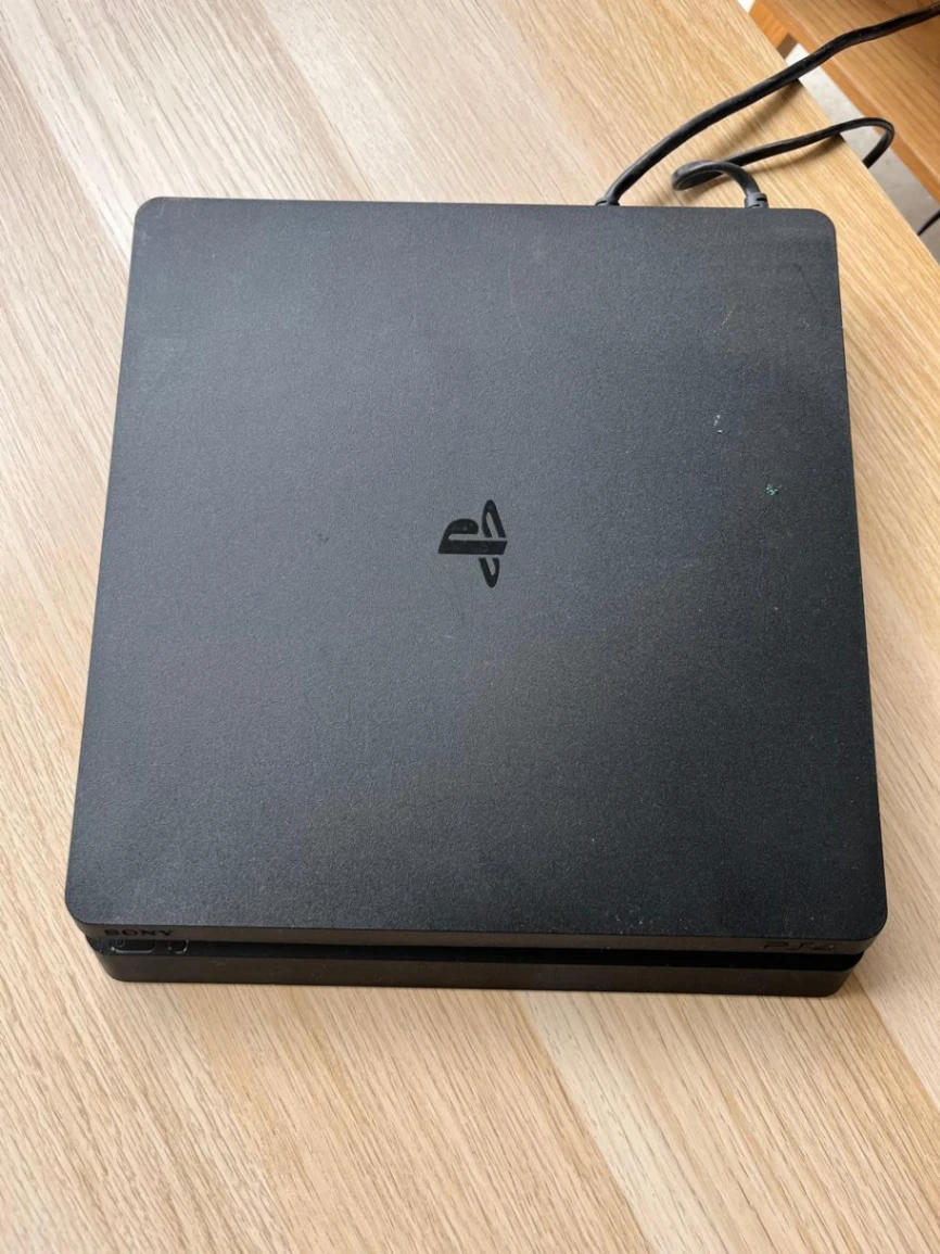 Consola Sony PlayStation 4 con dos controles — miniatura 3