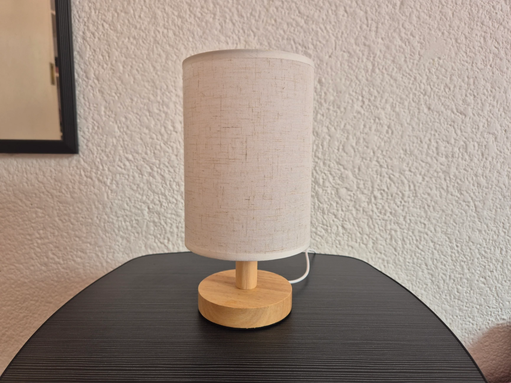 Lámpara de mesa con base de madera. Tres tipos de luz — foto 1