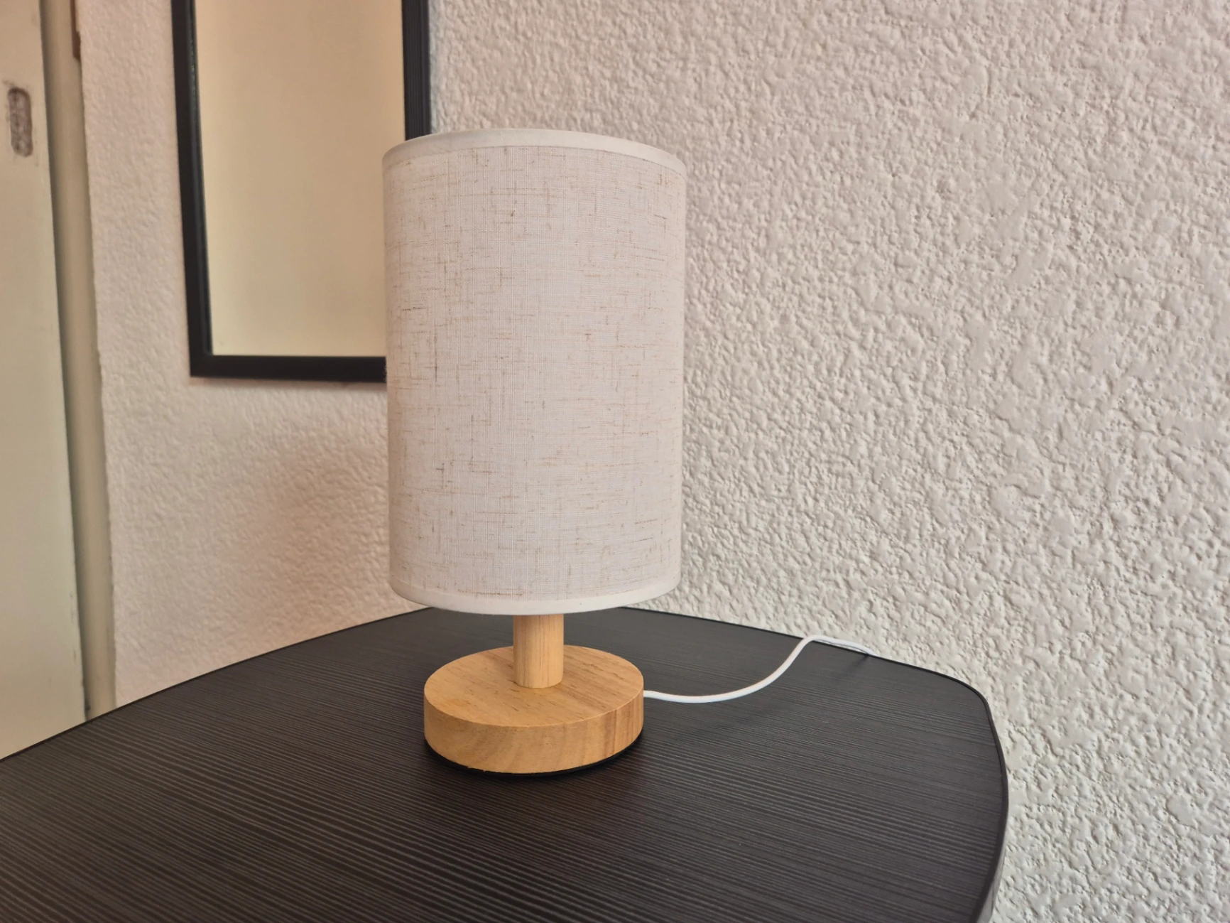 Lámpara de mesa con base de madera. Tres tipos de luz — miniatura 2