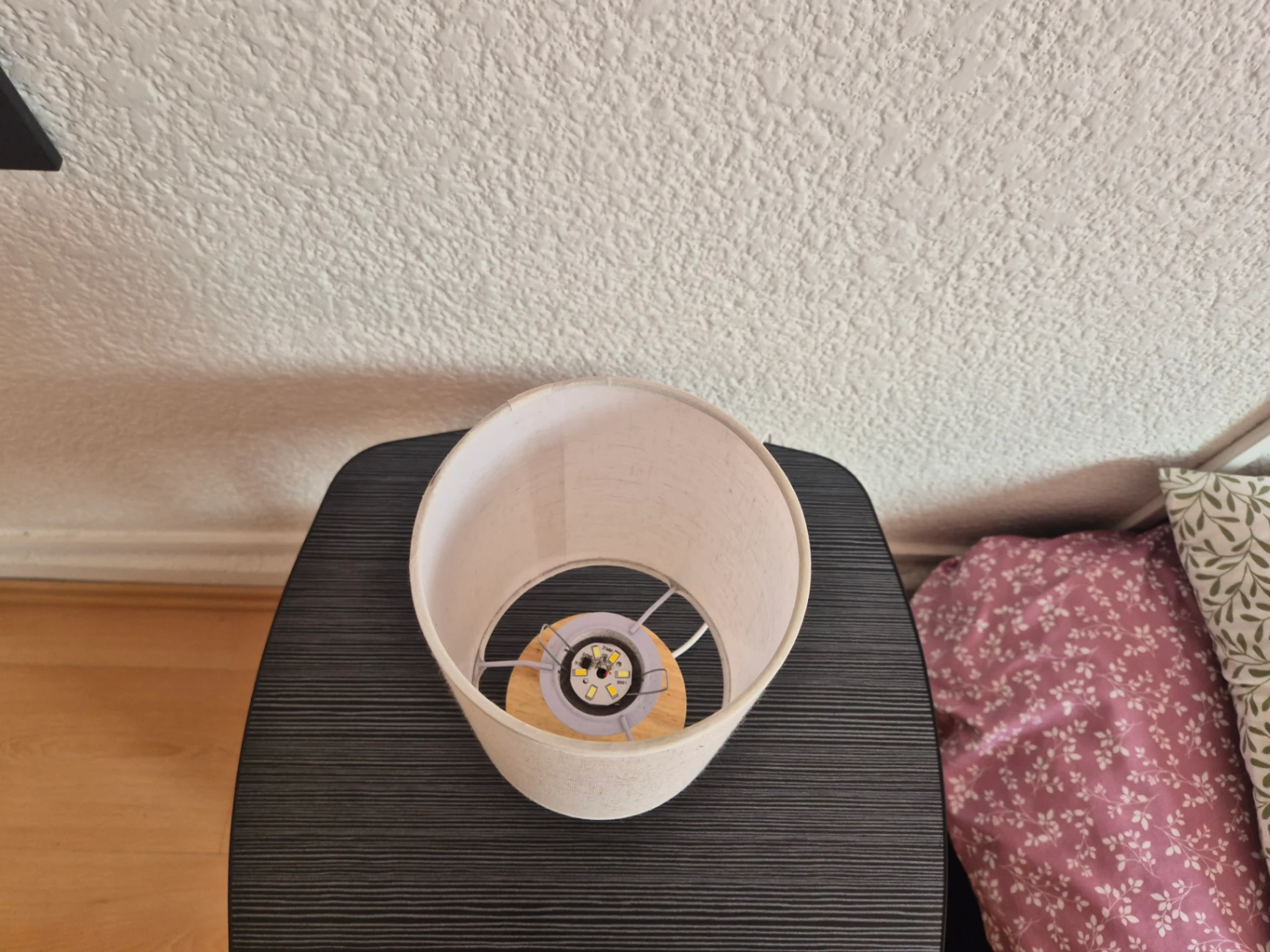 Lámpara de mesa con base de madera. Tres tipos de luz — miniatura 3