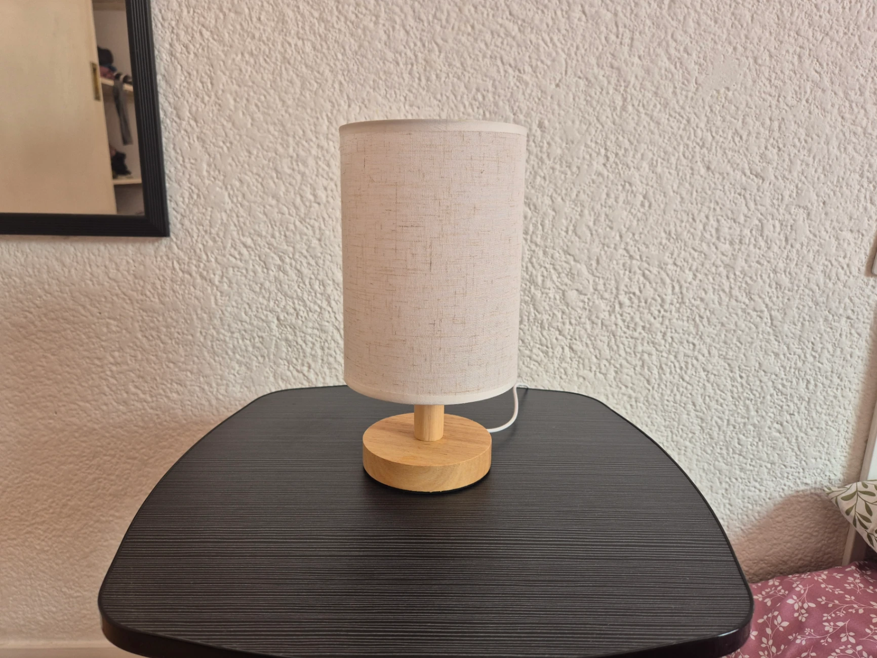 Lámpara de mesa con base de madera. Tres tipos de luz — miniatura 4