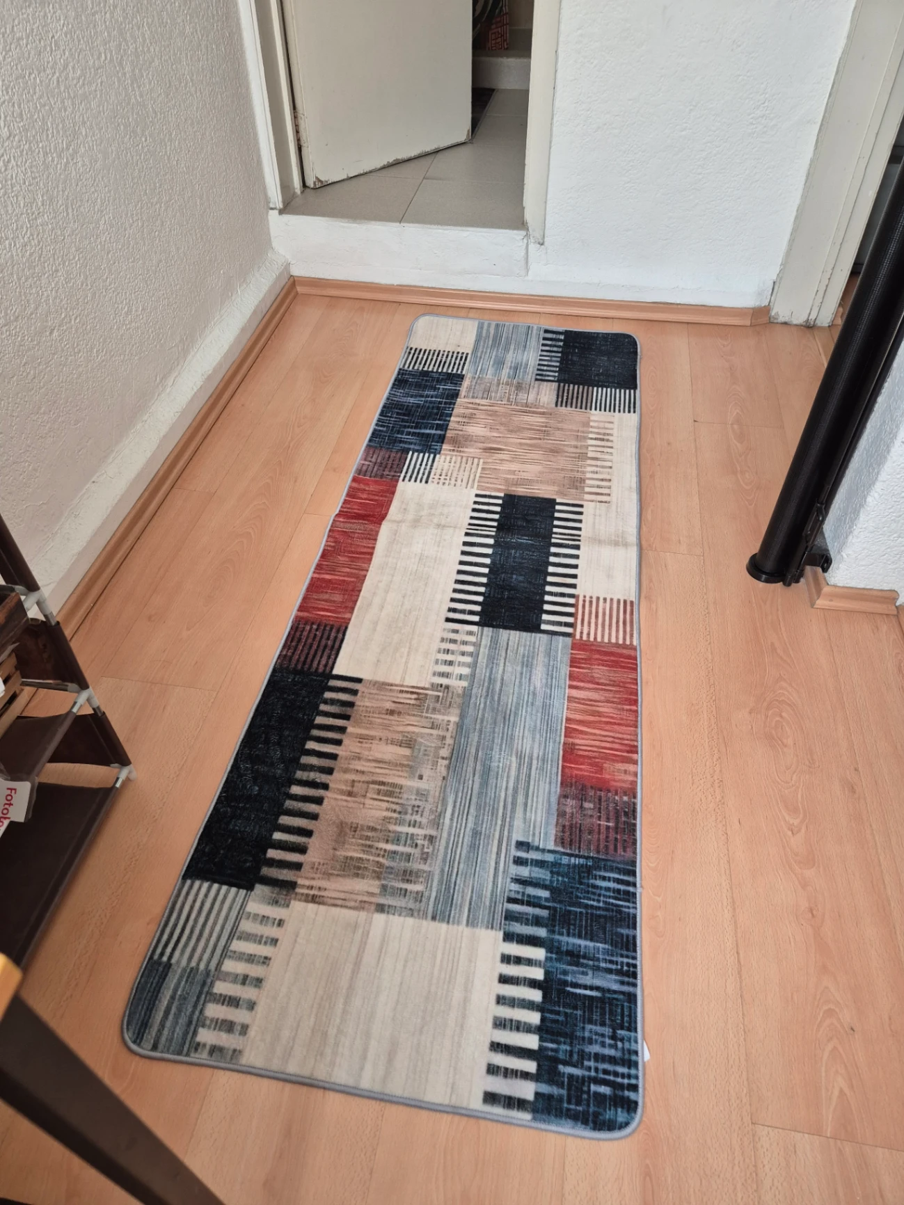 Tapete rectangular con diseño geométrico multicolor