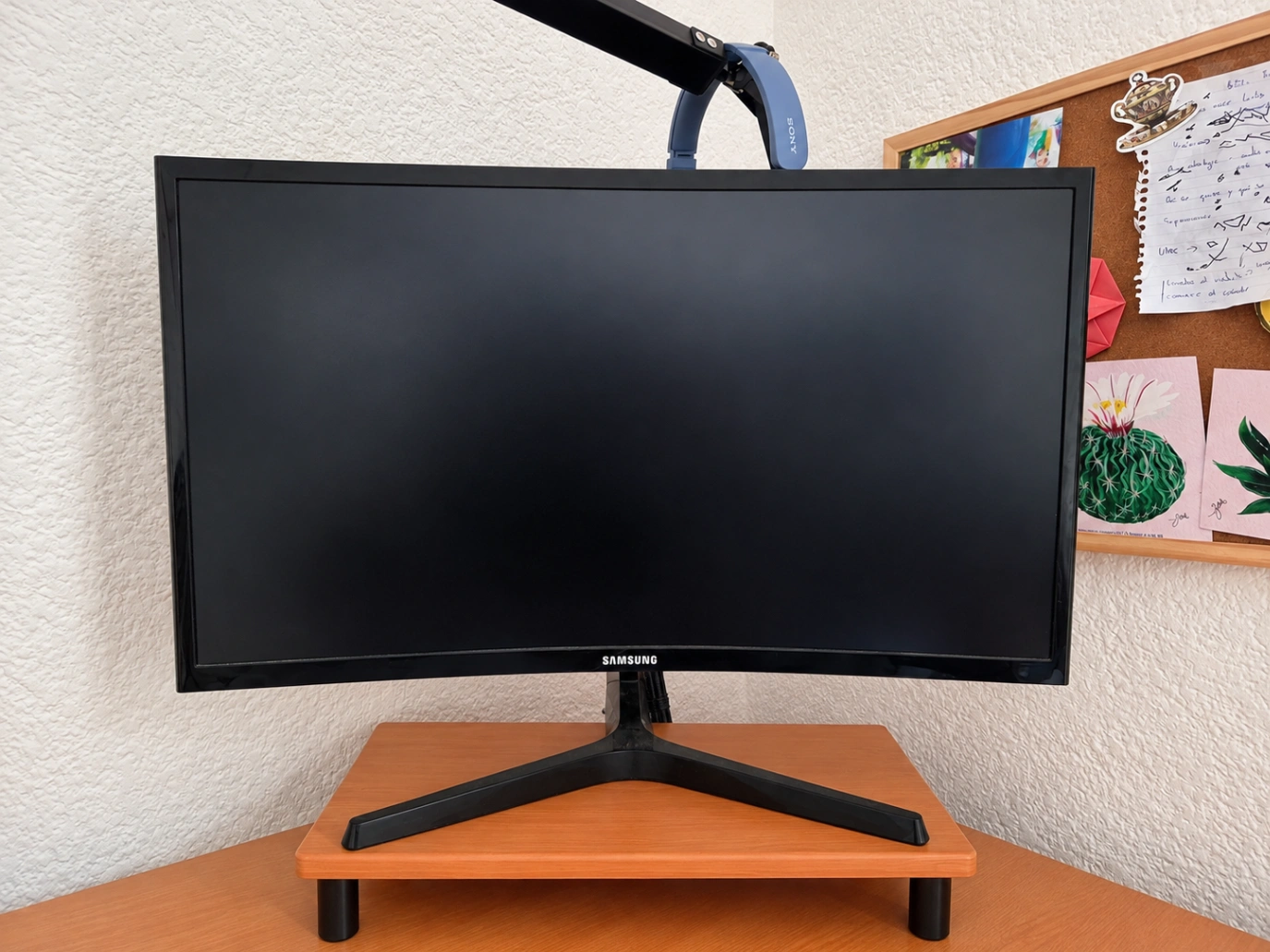 SAMSUNG - Monitor con Panel Curvo 24"