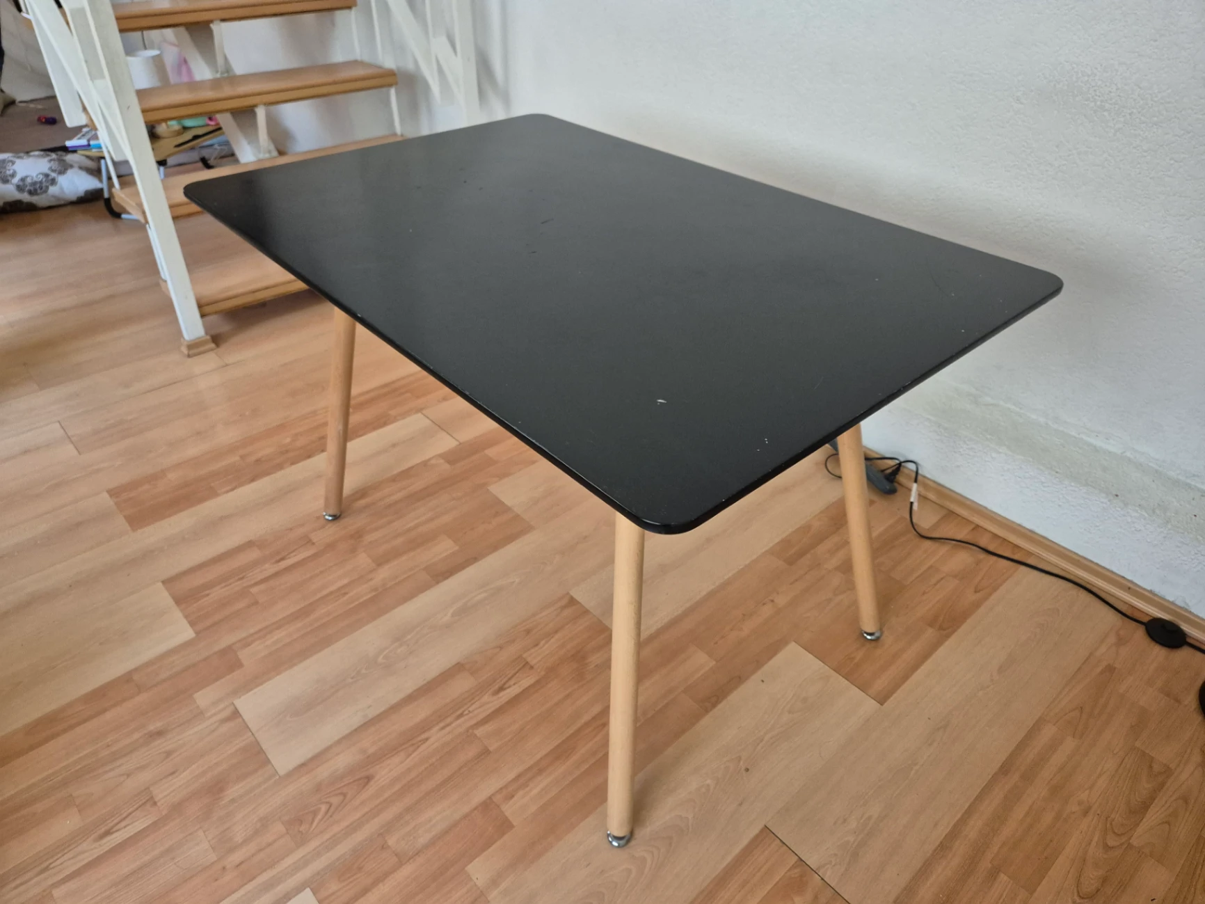 Mesa rectangular de superficie negra con patas de madera clara — miniatura 2