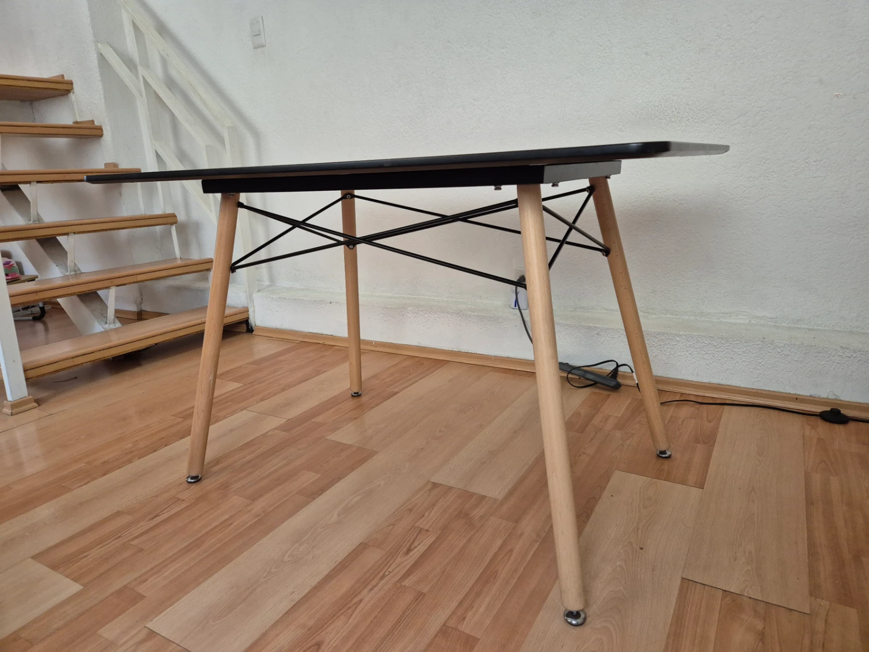 Mesa rectangular de superficie negra con patas de madera clara — miniatura 3