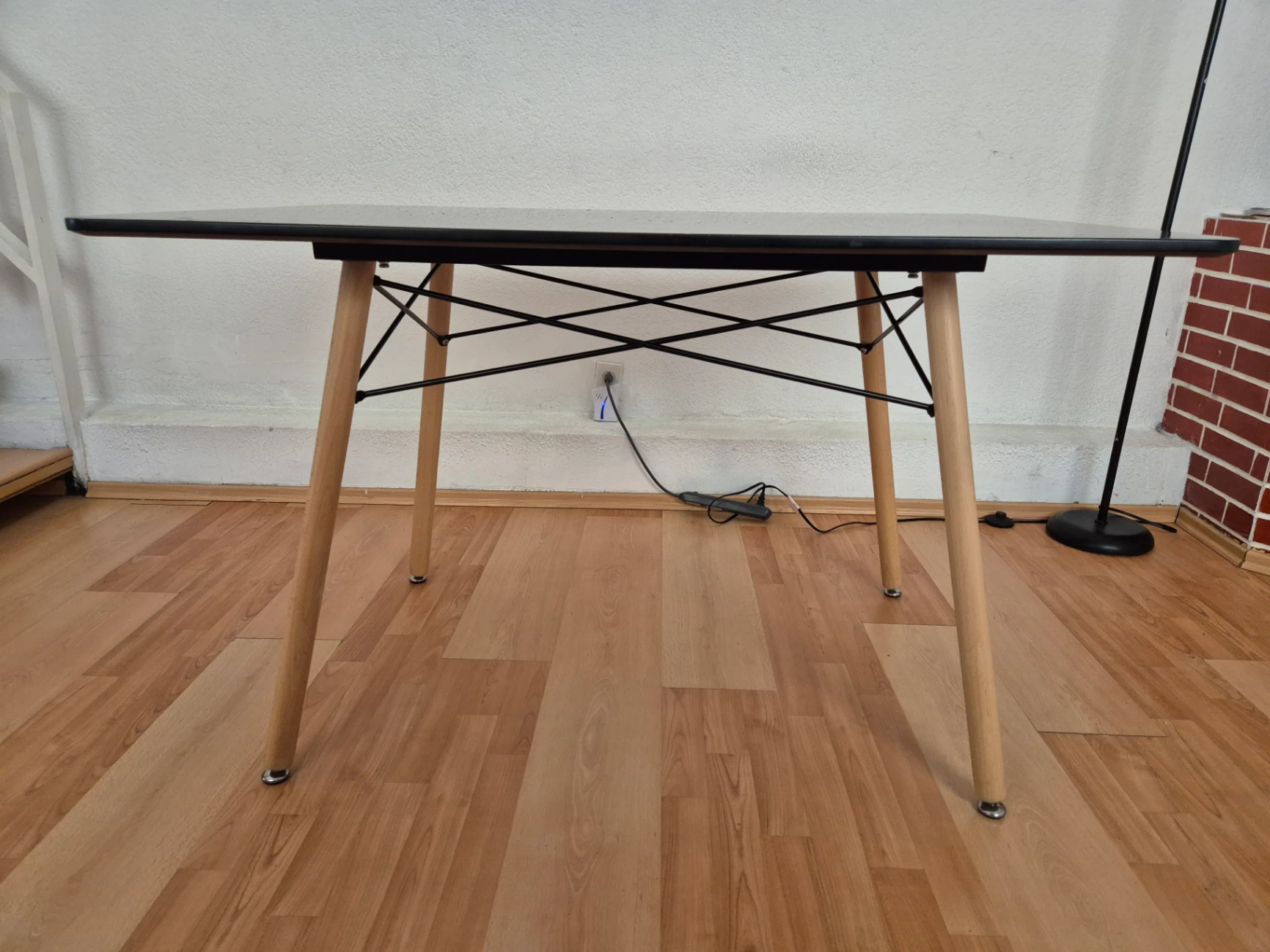 Mesa rectangular de superficie negra con patas de madera clara — miniatura 4