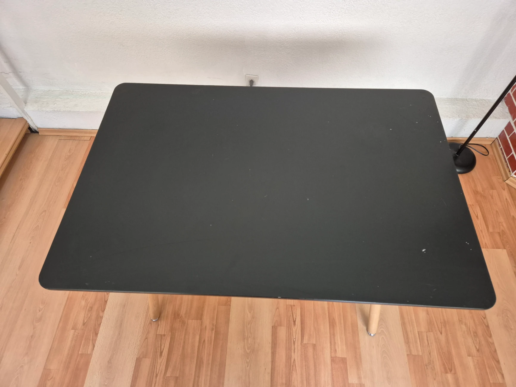 Mesa rectangular de superficie negra con patas de madera clara — miniatura 5