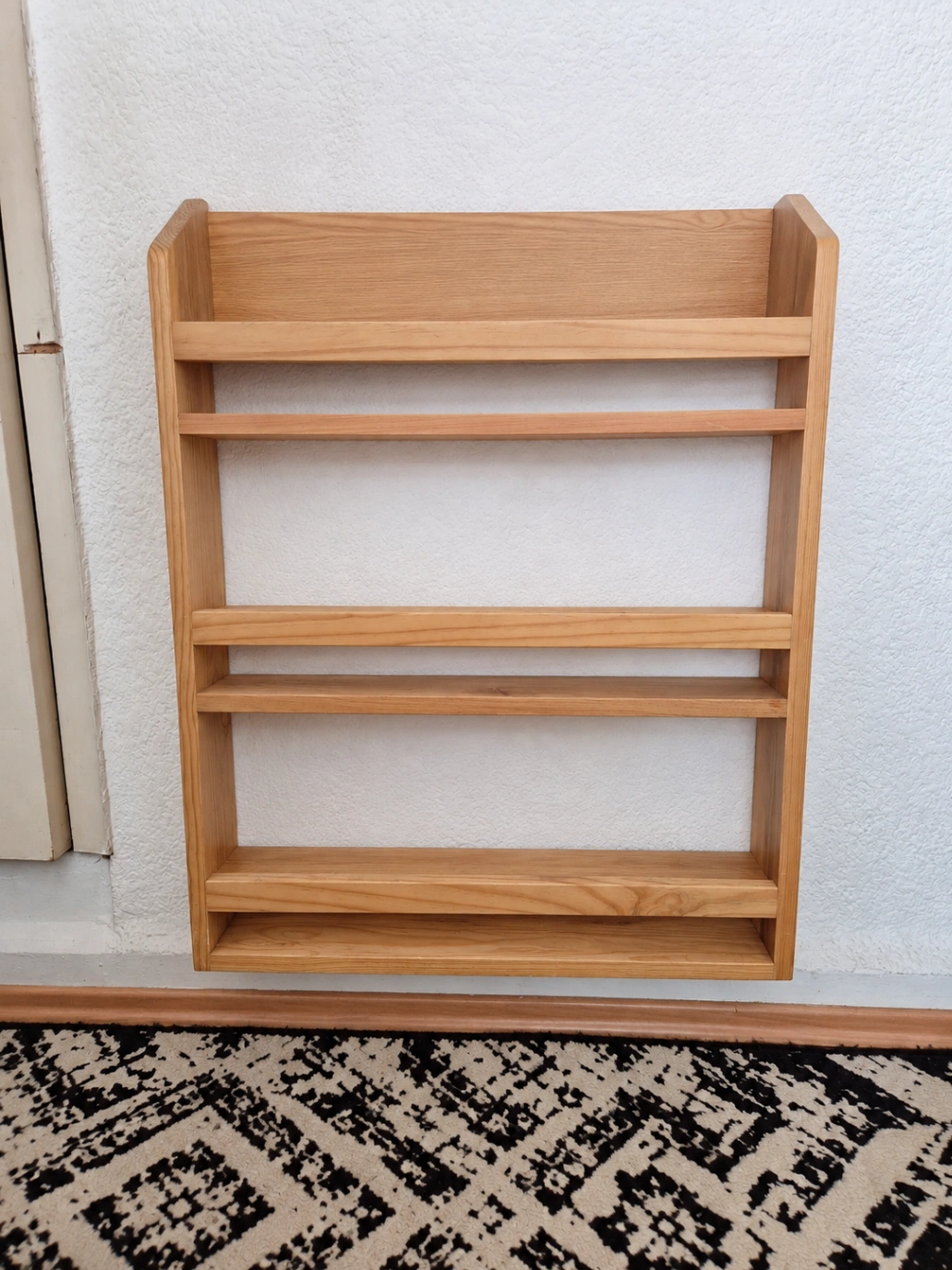 Estante de pared de madera clara con tres niveles — miniatura 2