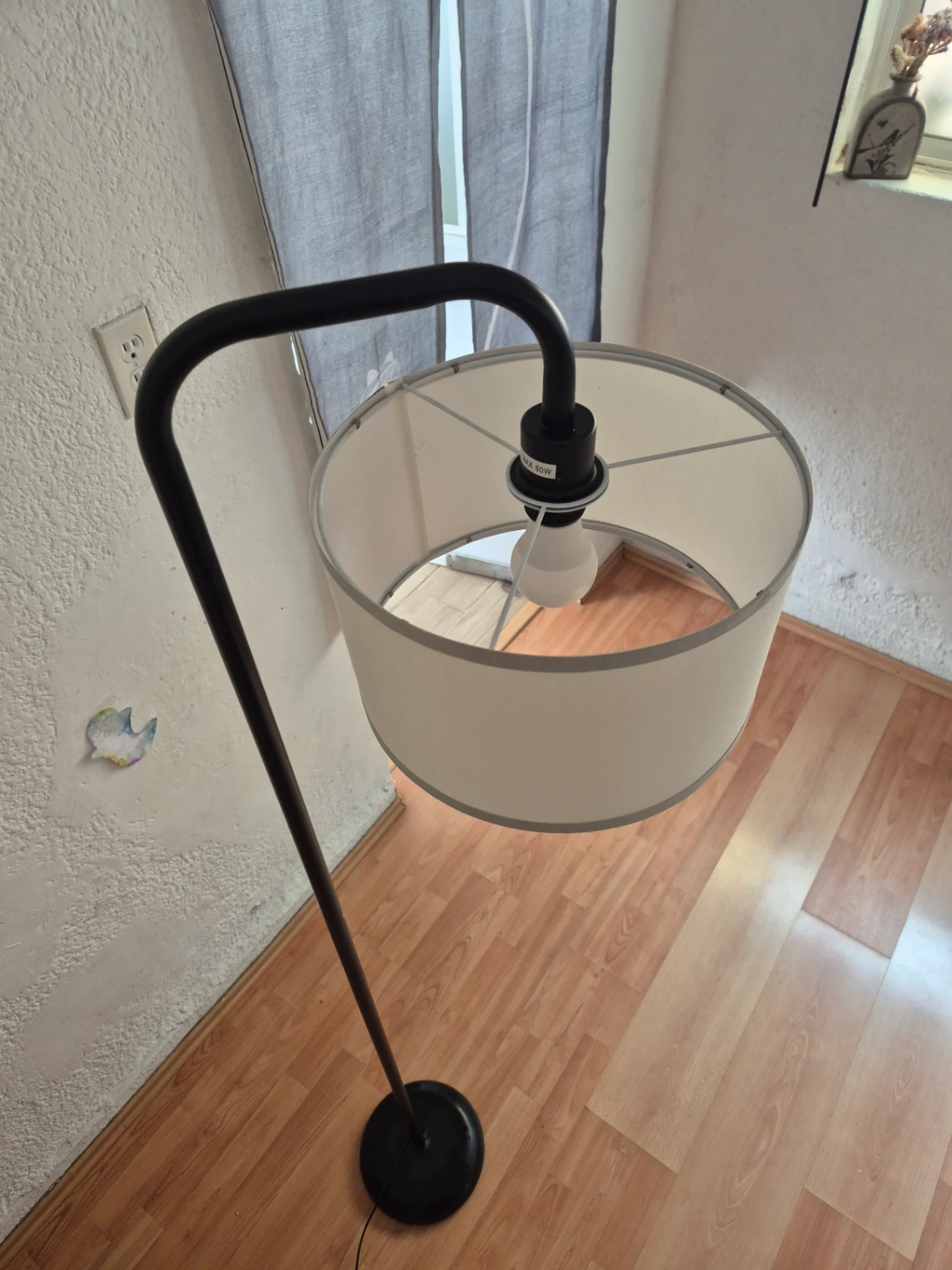 Lámpara de pie negra con pantalla de tela blanca — miniatura 3