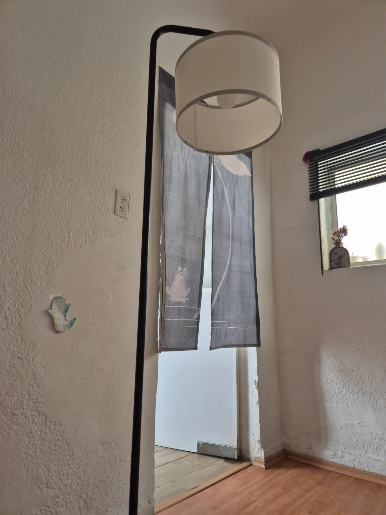 Lámpara de pie negra con pantalla de tela blanca — miniatura 4