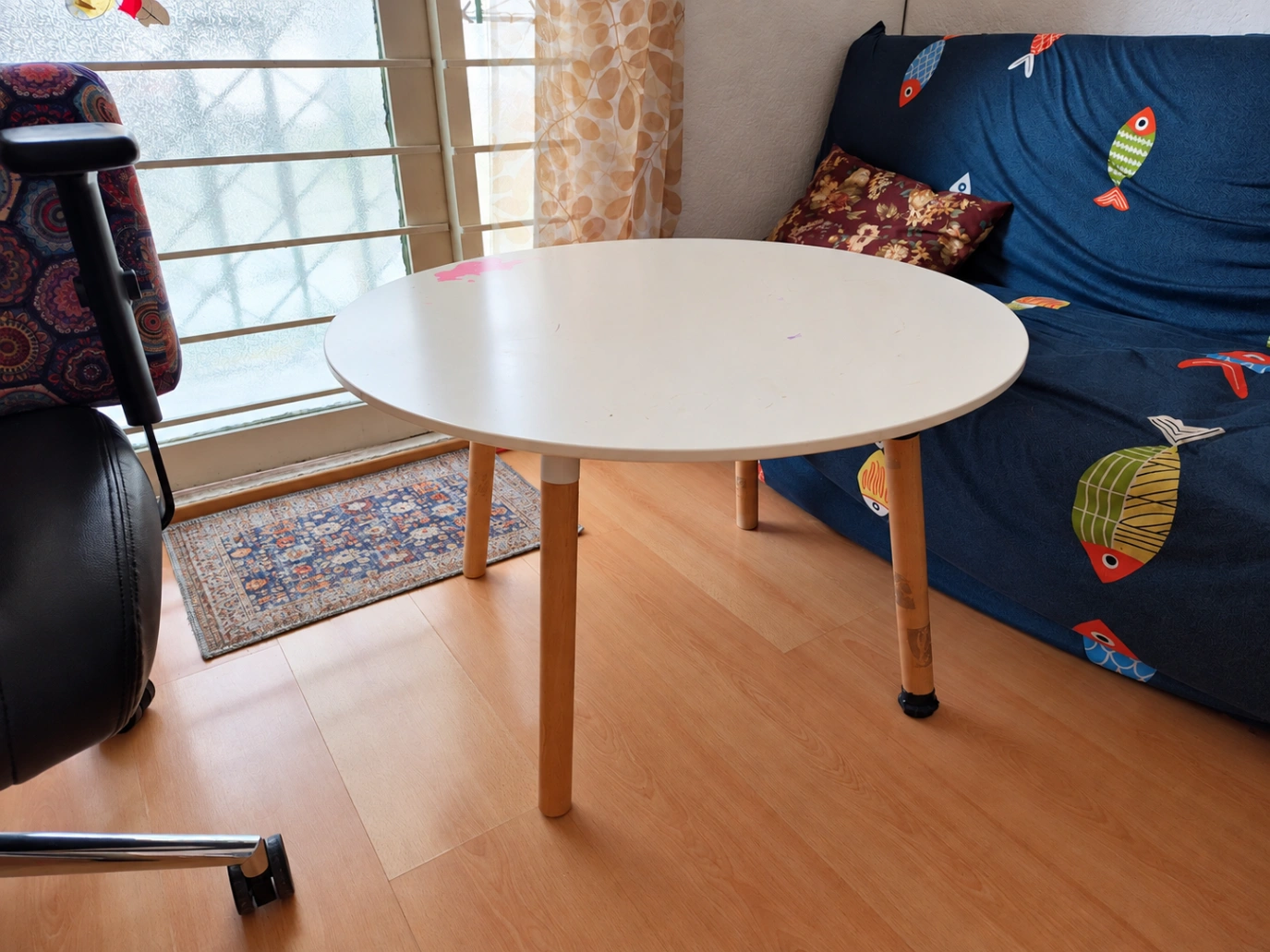 Mesa redonda blanca con patas de madera