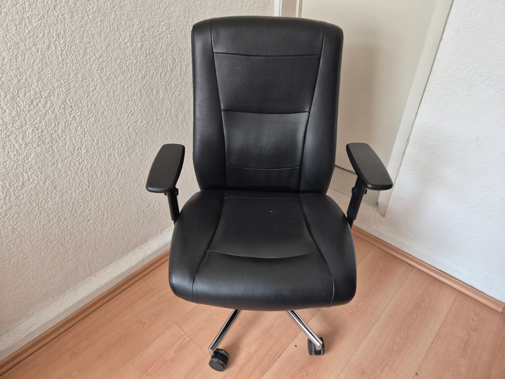 Silla de oficina ejecutiva negra con ruedas — foto 1