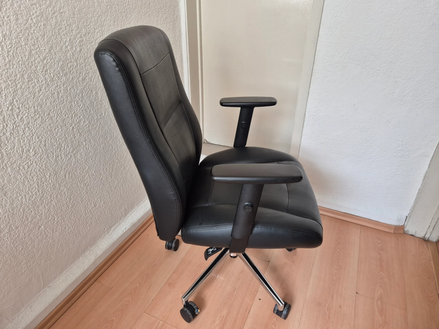 Silla de oficina ejecutiva negra con ruedas — miniatura 2