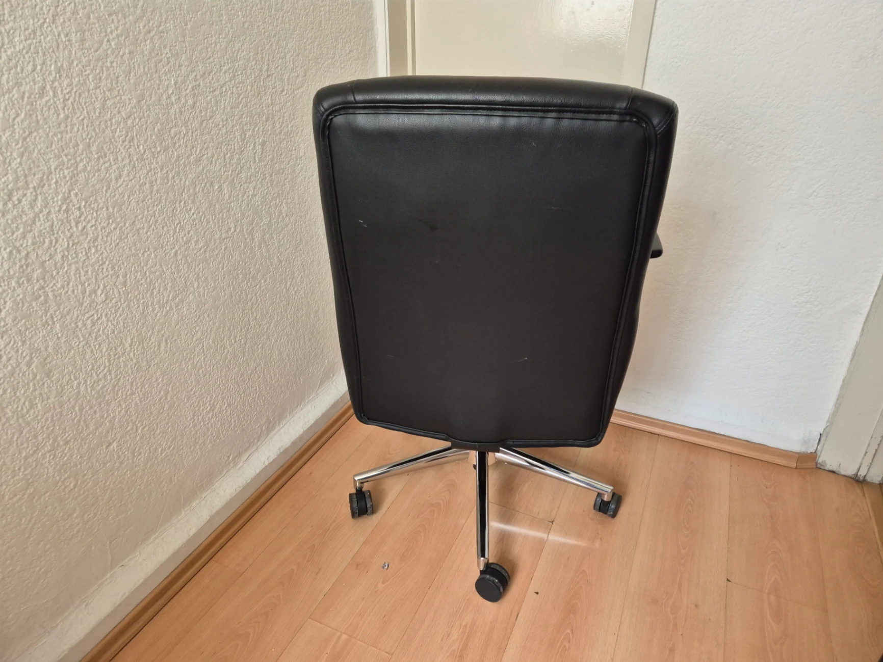 Silla de oficina ejecutiva negra con ruedas — miniatura 3