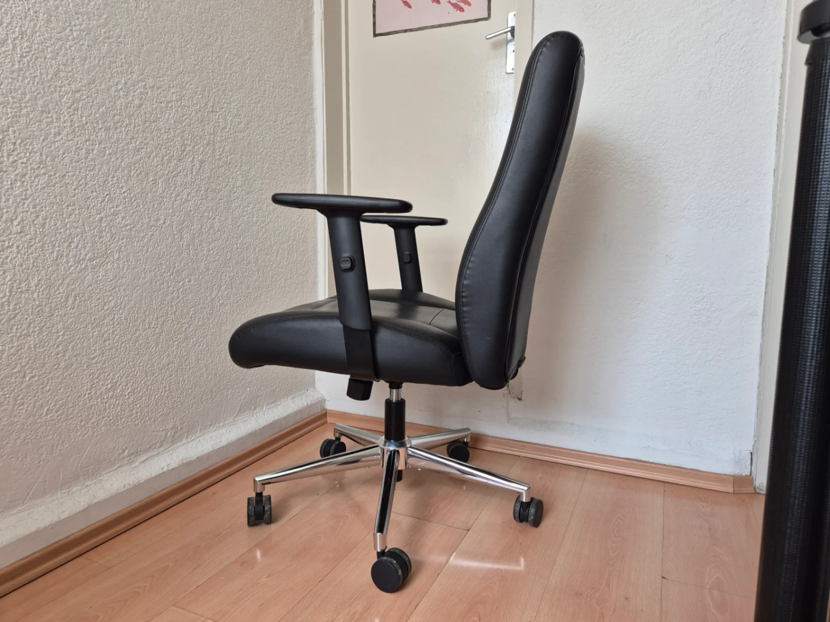 Silla de oficina ejecutiva negra con ruedas — miniatura 4