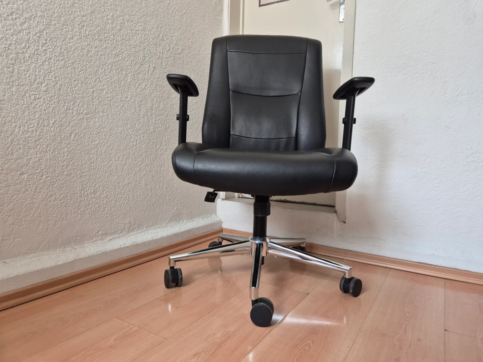 Silla de oficina ejecutiva negra con ruedas — miniatura 5