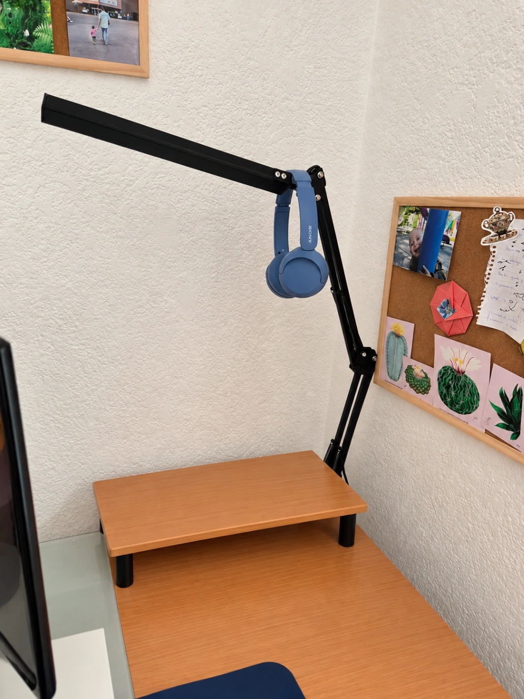 Lámpara de escritorio articulada negra, USB, tres tipos de luz