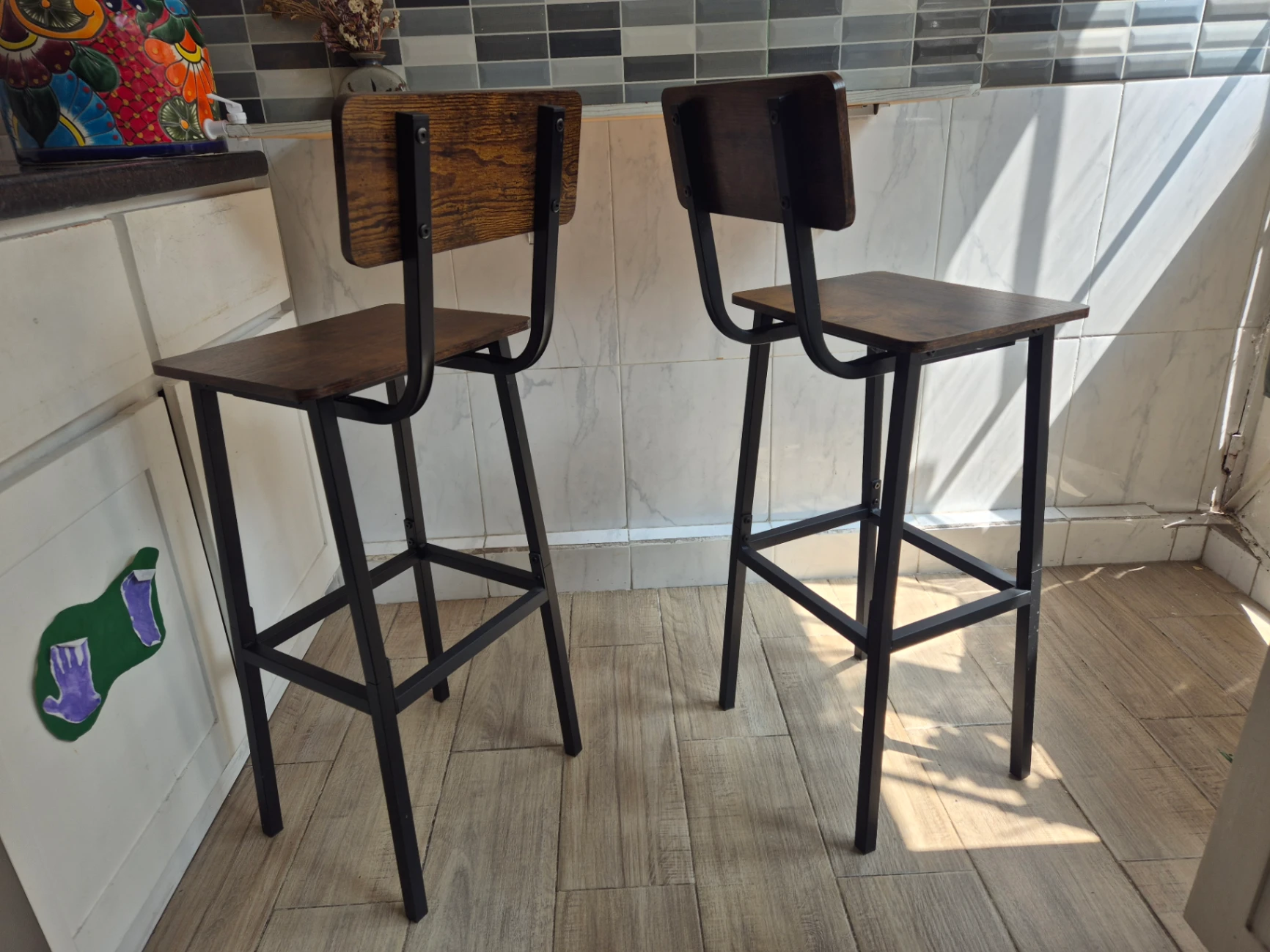 Set de 2 Bancos Altos con Respaldo de Madera y Metal — miniatura 3