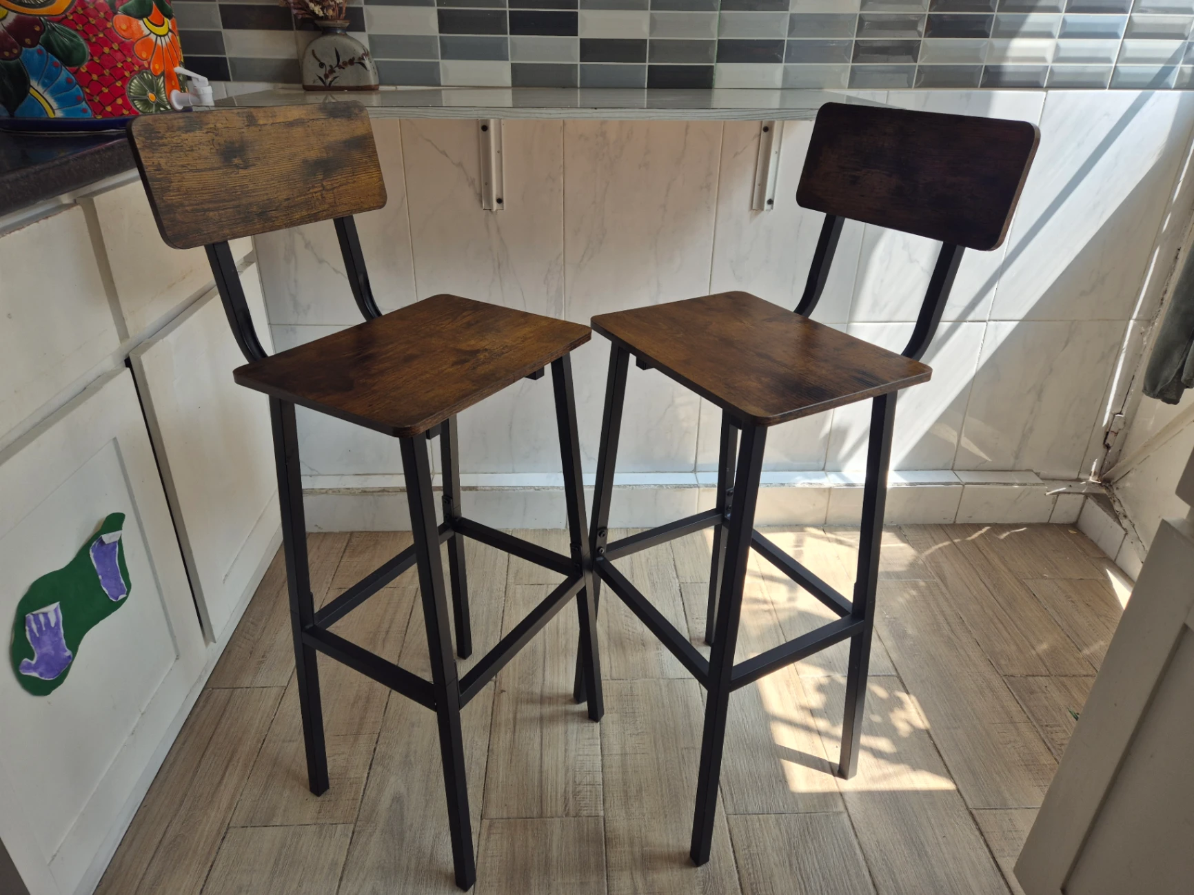 Set de 2 Bancos Altos con Respaldo de Madera y Metal — miniatura 4