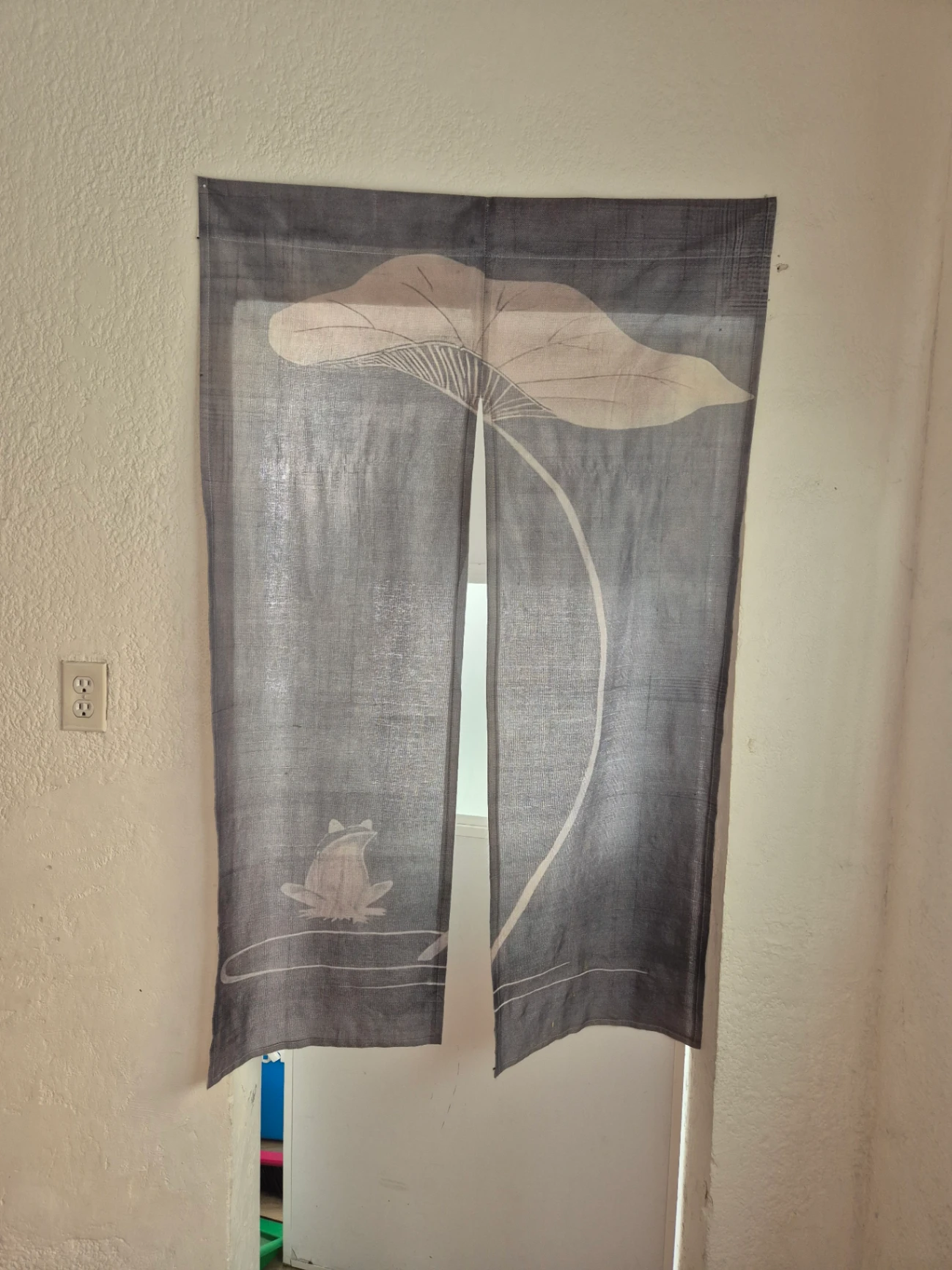 Cortina decorativa de tela gris con diseño de rana y hoja — foto 1