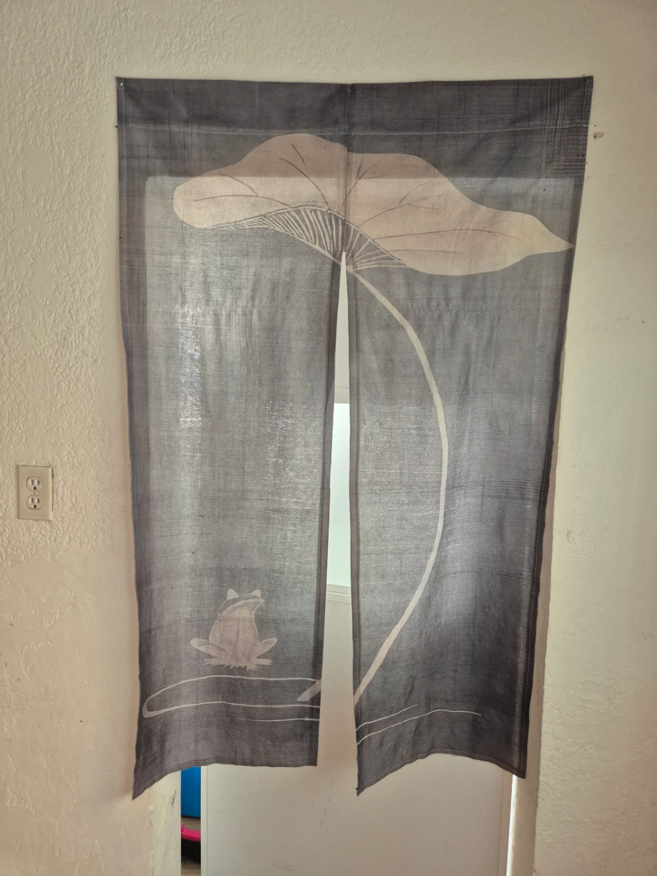 Cortina decorativa de tela gris con diseño de rana y hoja — miniatura 2