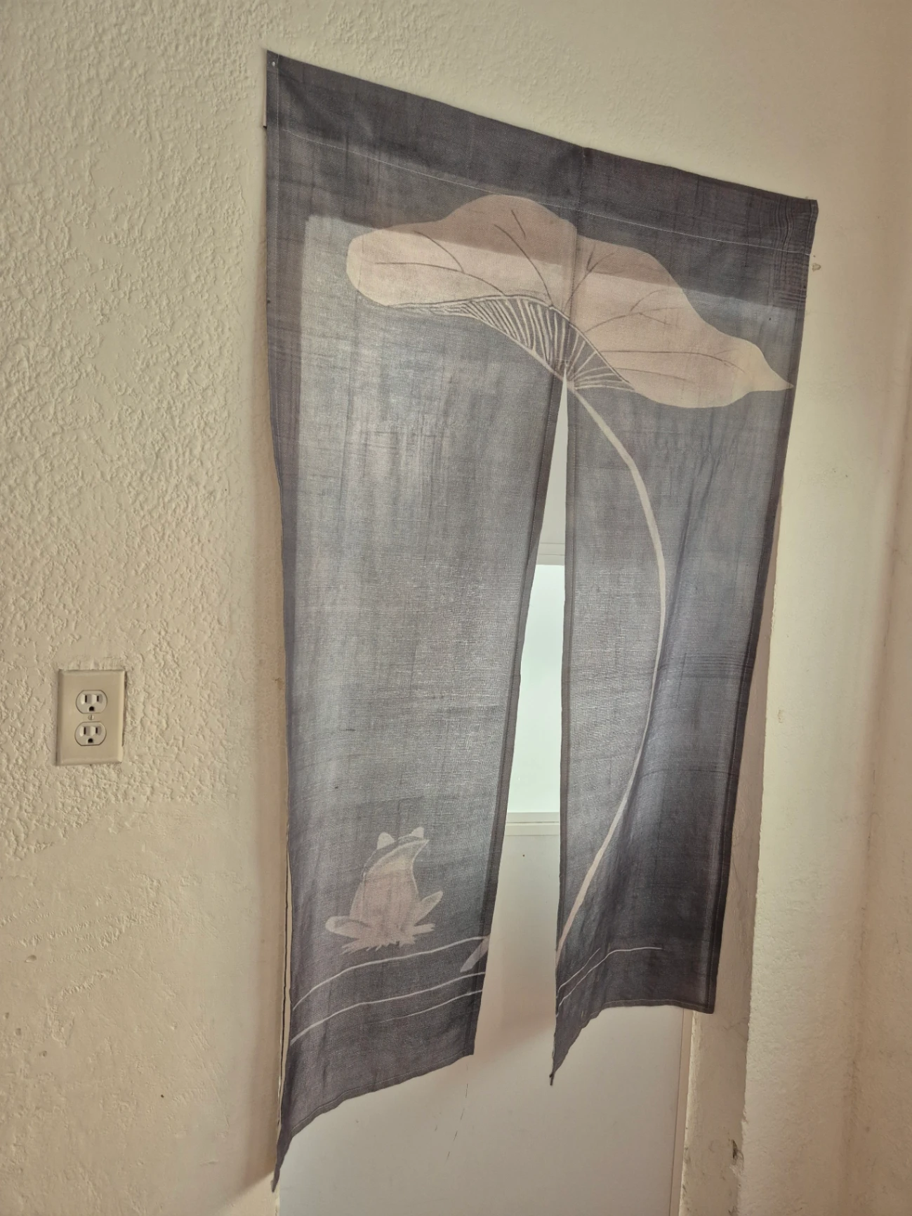 Cortina decorativa de tela gris con diseño de rana y hoja — miniatura 3