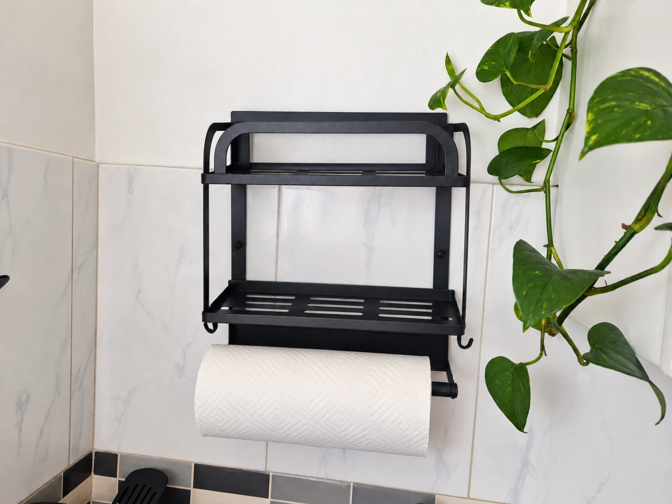 Estante organizador de metal negro con porta papel. — foto 1