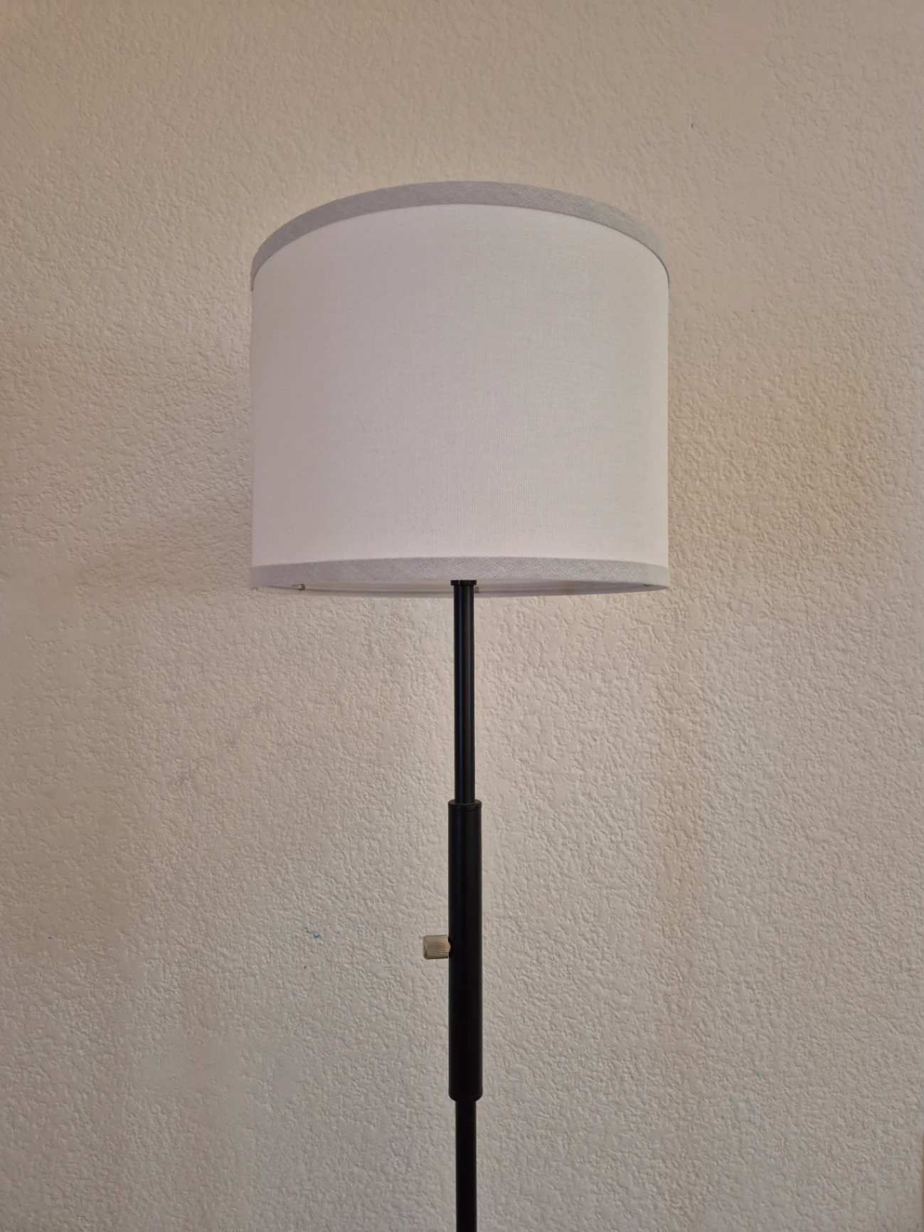 Lámpara de pie con pantalla cilíndrica blanca — miniatura 2