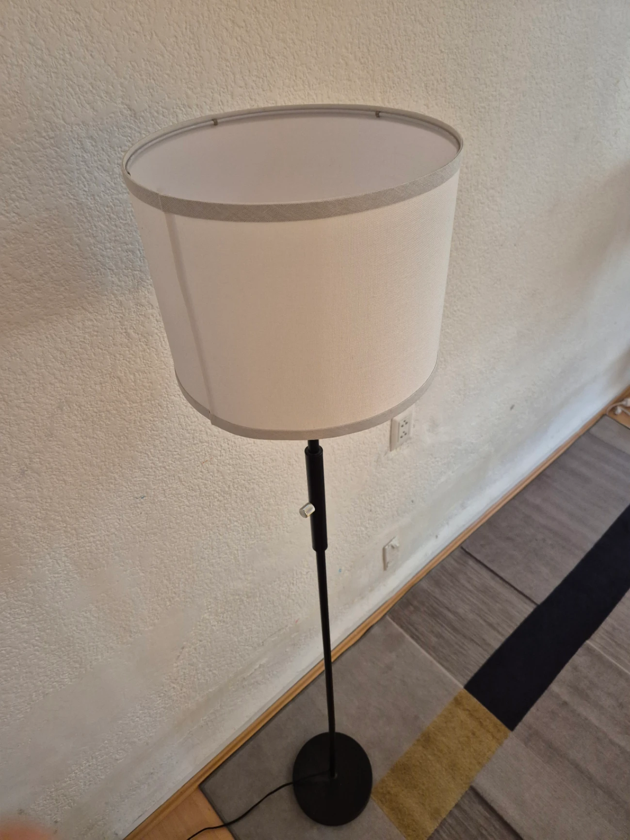 Lámpara de pie con pantalla cilíndrica blanca — miniatura 3