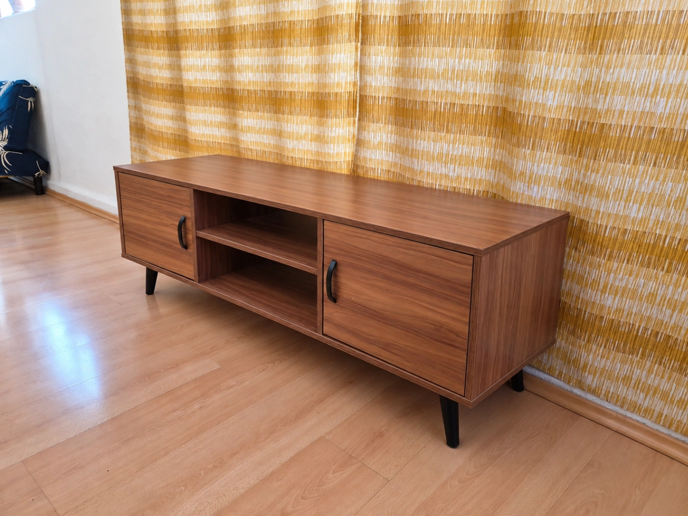 Estante bajo de madera con puertas y patas cónicas negras