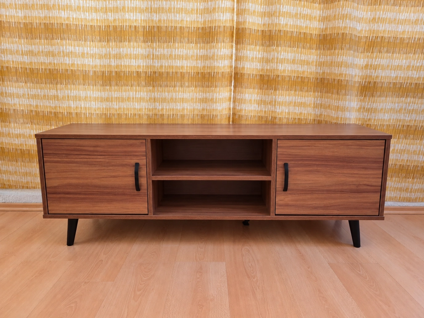 Estante bajo de madera con puertas y patas cónicas negras — miniatura 2