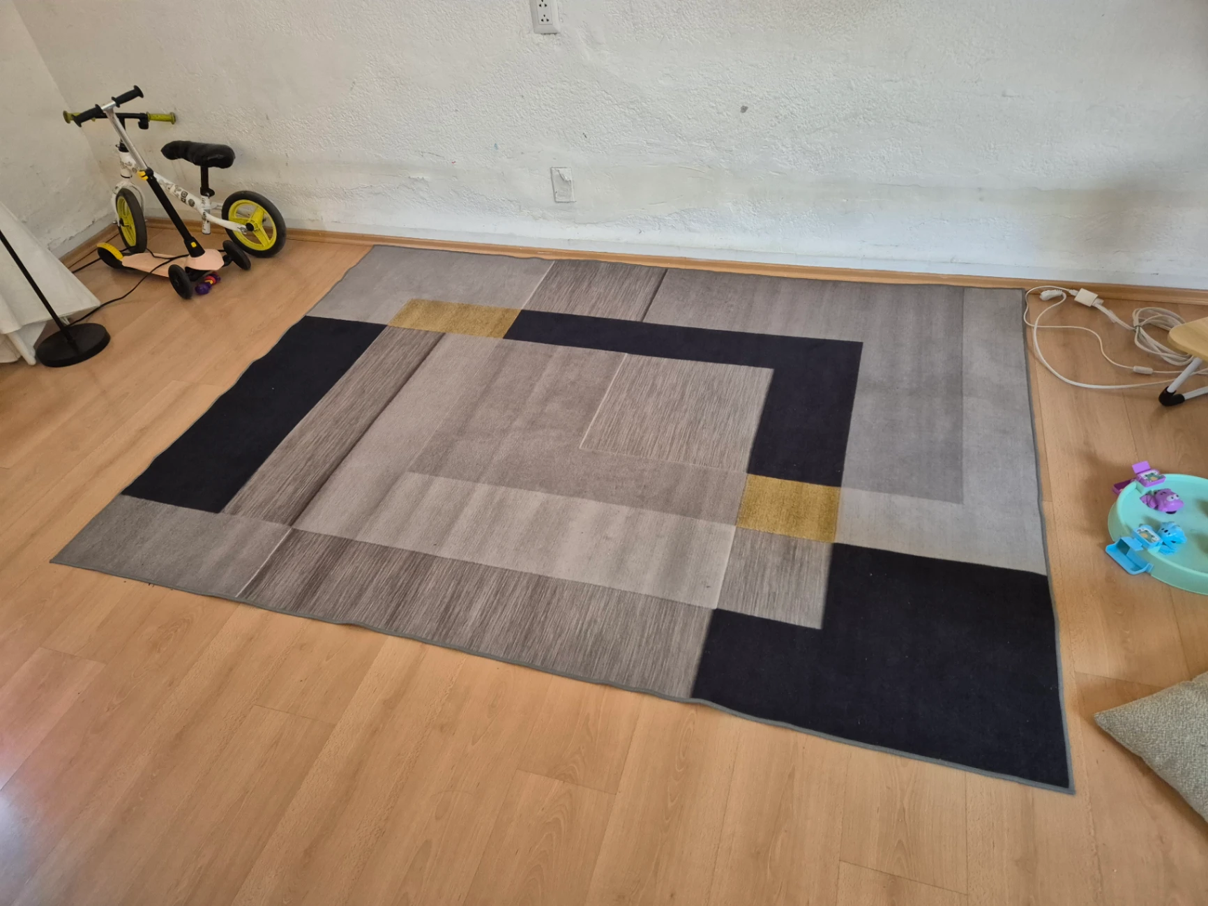 Alfombra rectangular con diseño geométrico en tonos gris, negro y amarillo — miniatura 2