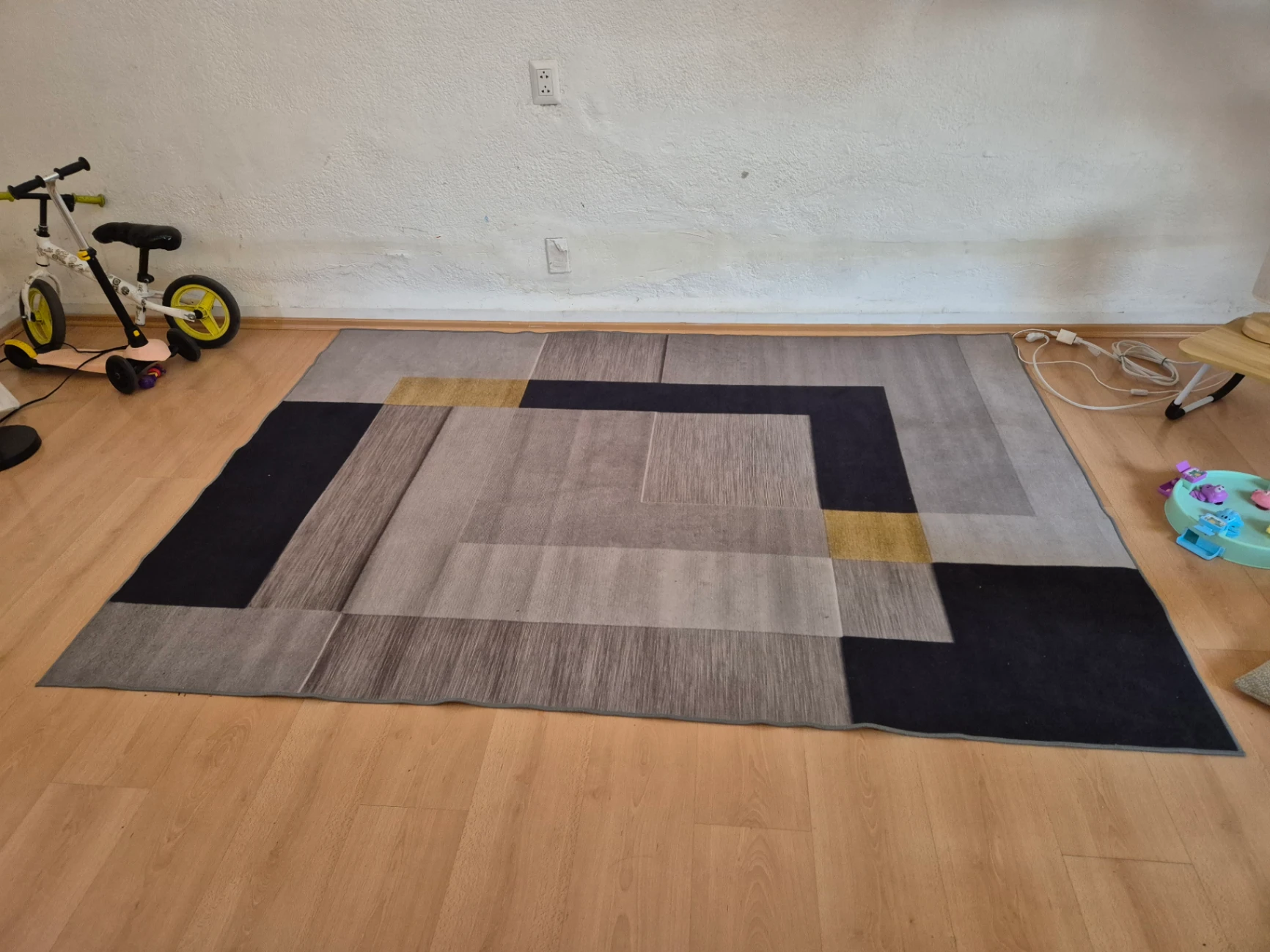 Alfombra rectangular con diseño geométrico en tonos gris, negro y amarillo — miniatura 3