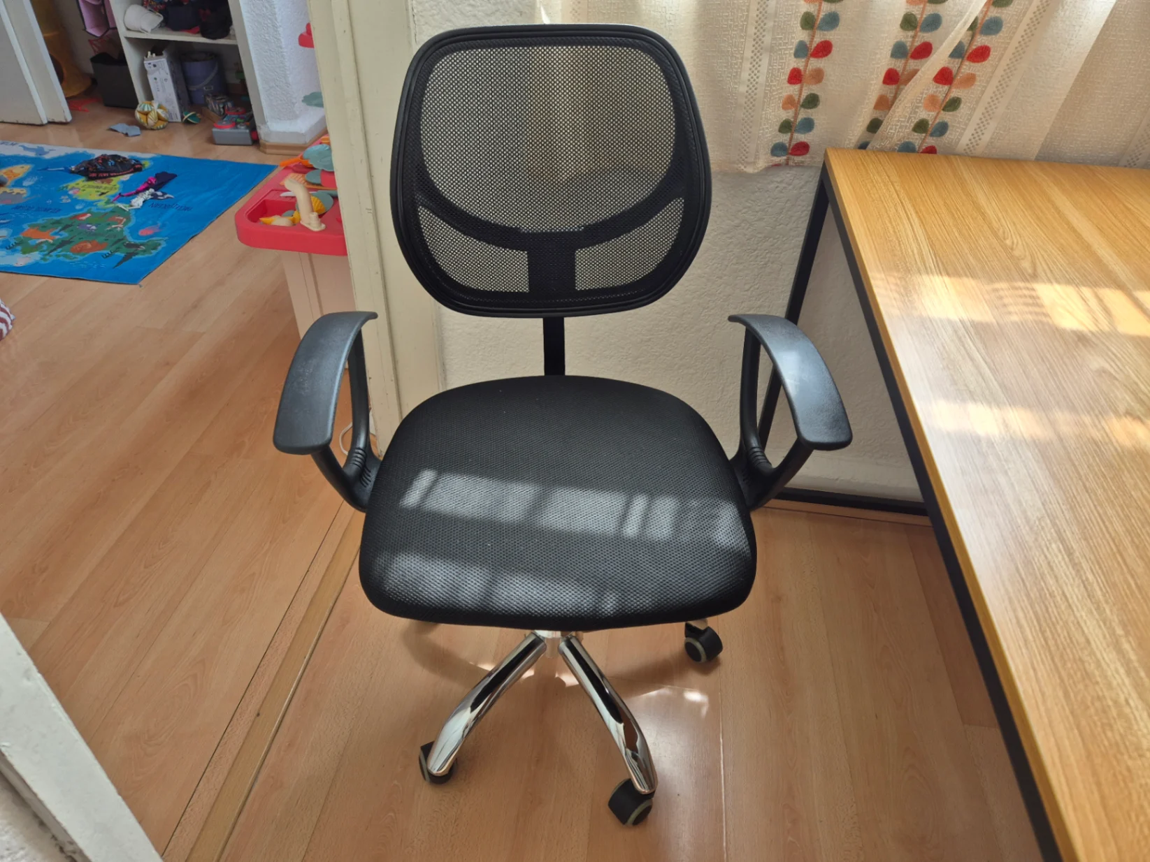 Silla de oficina negra con respaldo de malla — foto 1