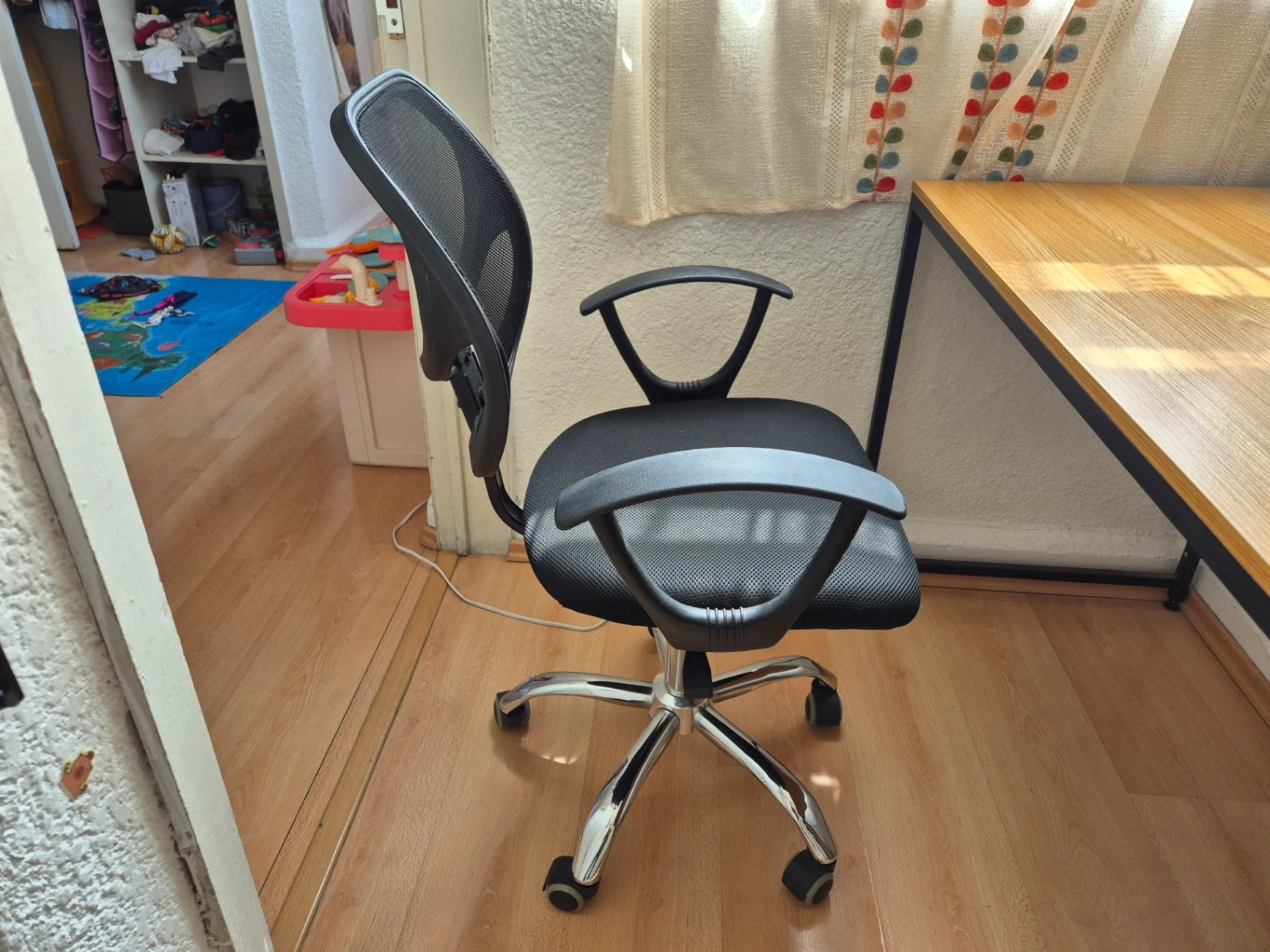 Silla de oficina negra con respaldo de malla — miniatura 2