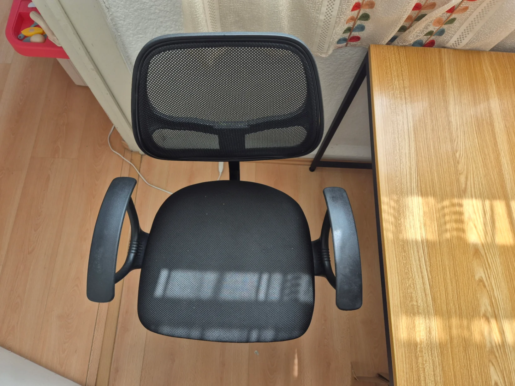Silla de oficina negra con respaldo de malla — miniatura 3