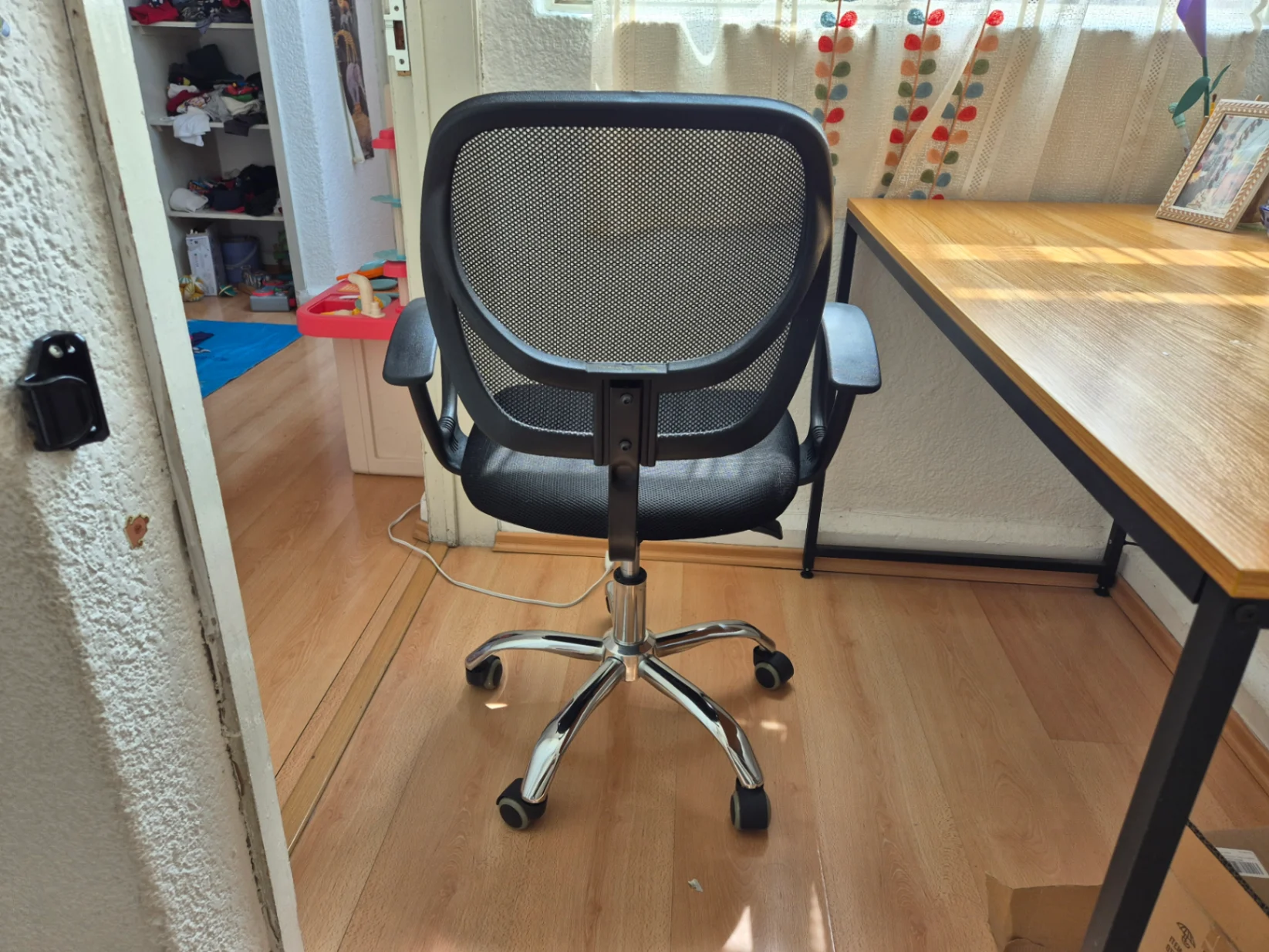 Silla de oficina negra con respaldo de malla — miniatura 4