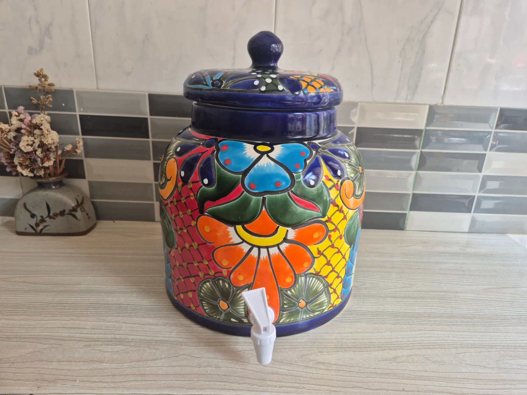 Dispensador de bebidas cerámico con diseño floral colorido — foto 1