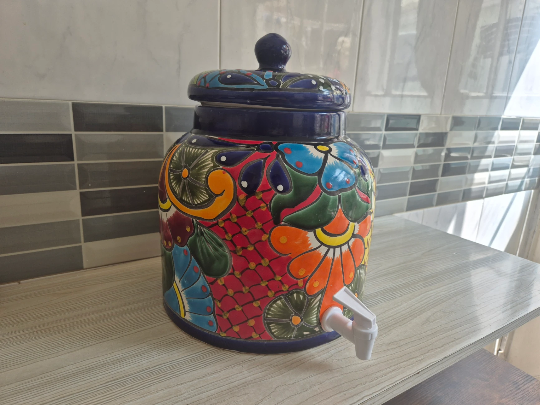 Dispensador de bebidas cerámico con diseño floral colorido — miniatura 2