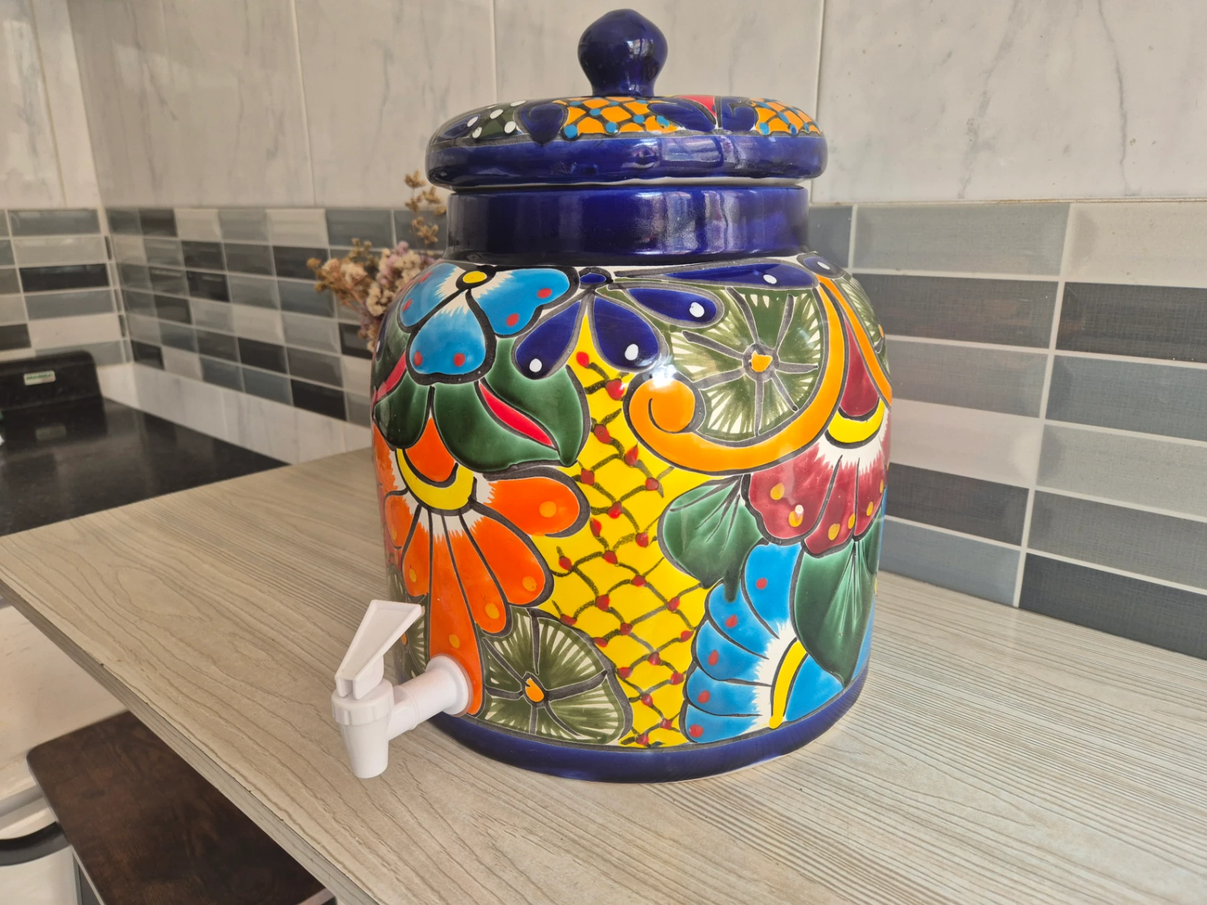 Dispensador de bebidas cerámico con diseño floral colorido — miniatura 3